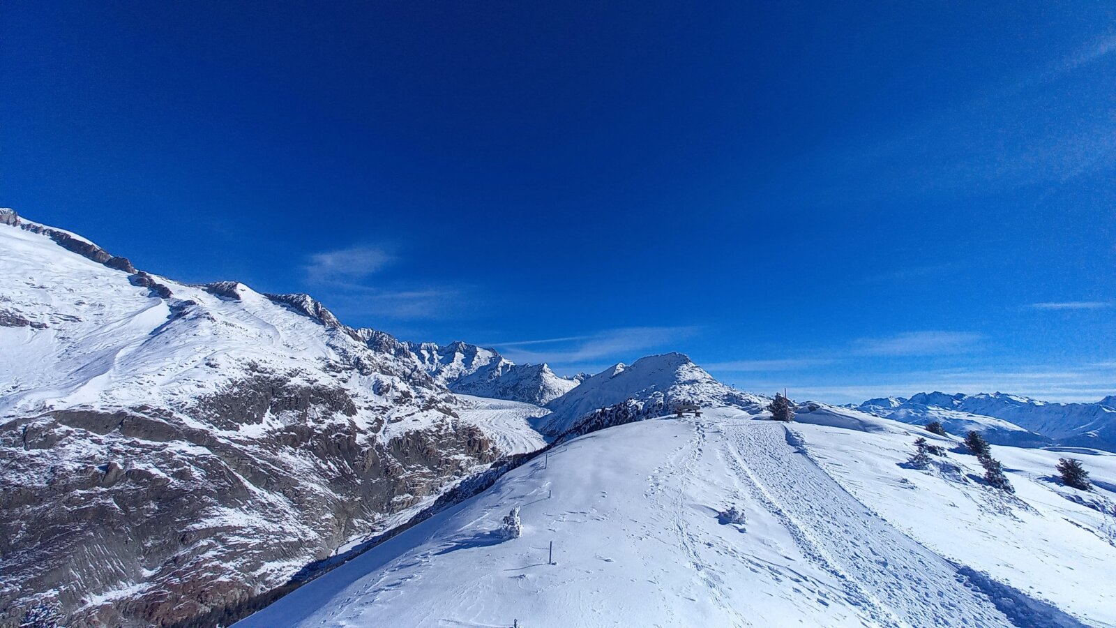 Balra az Aletsch gleccser alja