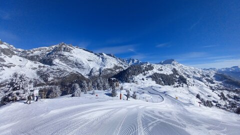 Balra a Villa Cassel