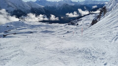 Hó csak 1900 méter felett van, a völgyben Brig városa látható