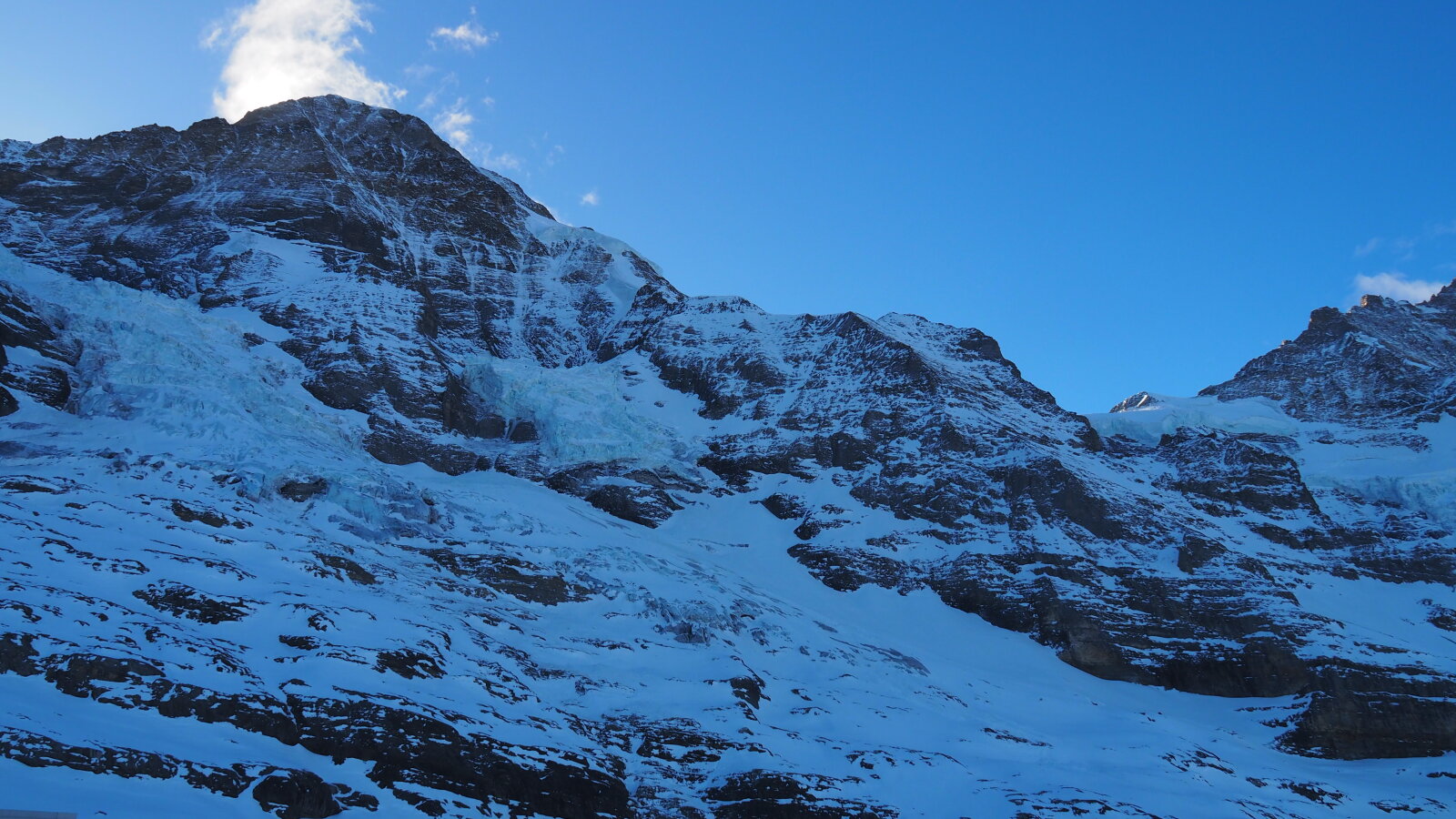 Ez már 2300 méteren az Eiger gleccser mellett. Középre fel megyek vonattal, ez az Alpok gerincének az északi oldala a berni rész.