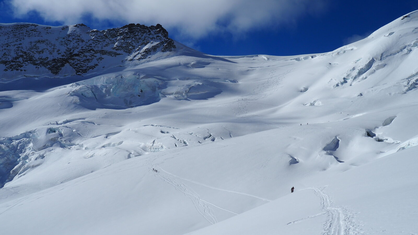 Azért látszik, hogy páran mennek felefele. Ezen a részen ahol semmi szél nem volt olyan 0C lehetett, majd leolvadt rólam a ruha. 3300 méteren lehettünk