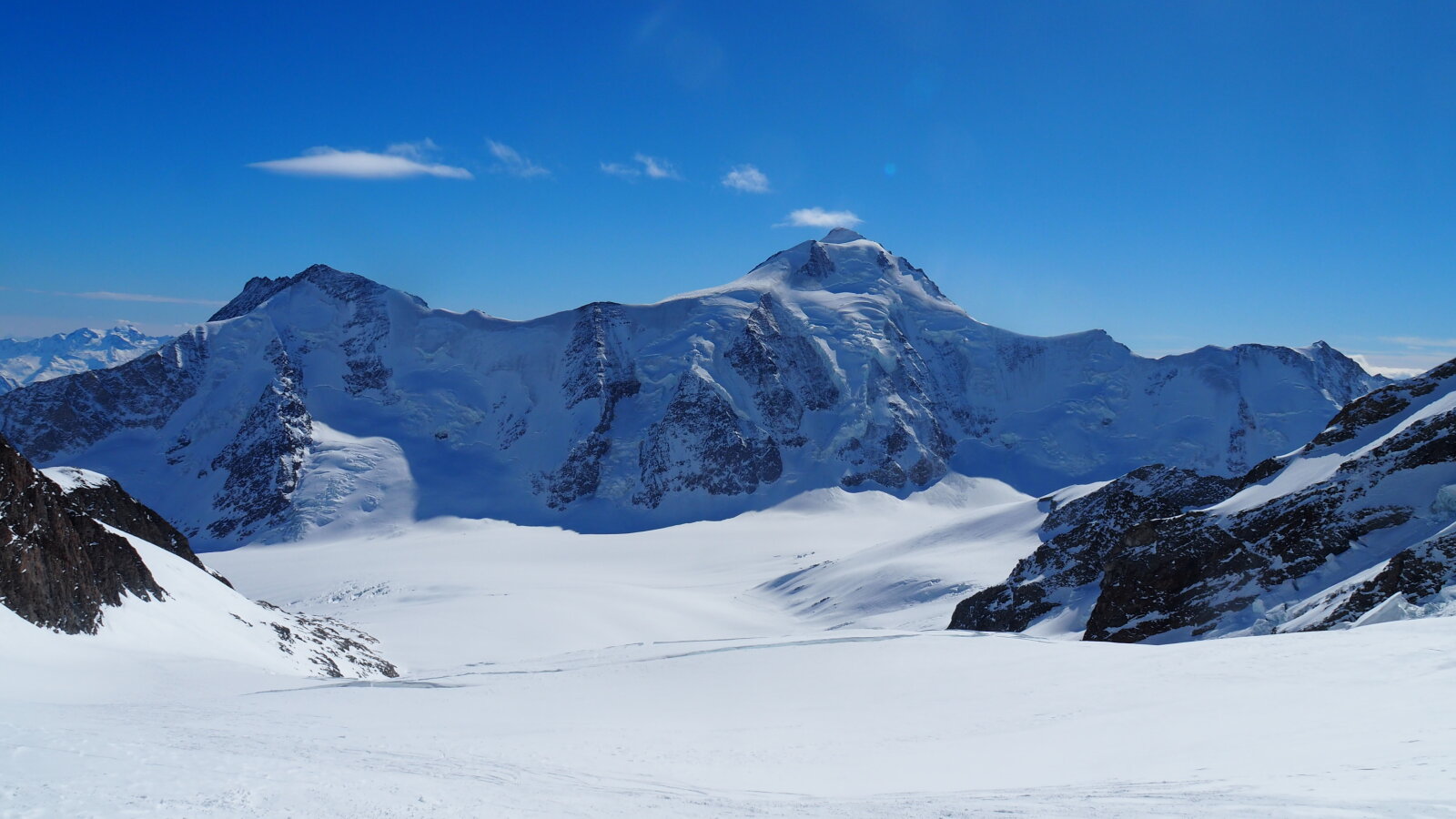 Szemben az Aletschfirn, jobbra a Lötschenlücke ahol egy hete jártam