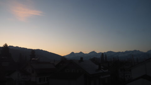 Újabb hétvége, szép idővel. Irány a Jungfraujoch. A kép a vonatból készült, a három hegy balról jobbra Eiger, Mönch, Jungfrau. Én a második és harmadik hegy közé a Jungfraujochra (3467m)  készülök, a kis kiemelkedő a két hegy között.