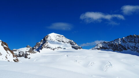 A Mönch(4110m) mellette a Junfraujoch ahonnan indultunk