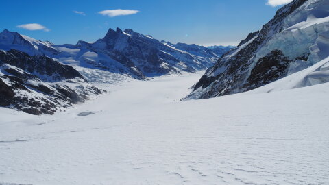 Középen a Konkordiaplazt 2800 méteren 3 gleccser találkozása