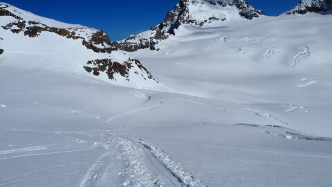Mögöttem is látszik a következő vonatoról is sokan indultak erre sítúrázni