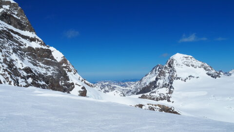 A Mönch és az Eiger, középen hátul pedig az irány amerre lakunk
