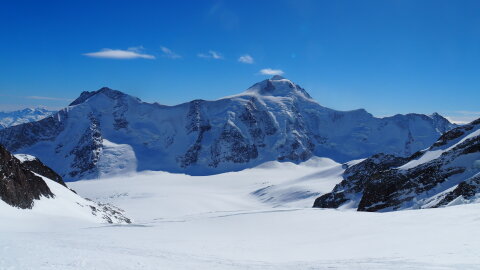Szemben az Aletschfirn, jobbra a Lötschenlücke ahol egy hete jártam