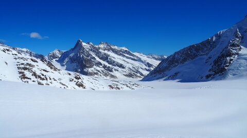 Szemben középen a Konkordiaplatz(2800m)