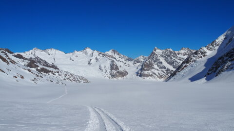 Ez volt számomra a legnehezebb szakasz, már nagyon el voltam fáradva, a Nap szemben sütött a hó mindent visszavert.