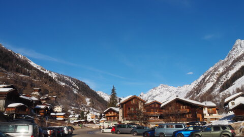 Ez már Baltten ameddig lecsúsztam vissza érkezés a civilizációba, a fenyőfa és a háztető mellett ott a Lötschenlücke. 27,8km volt a túra 750m fel, 2680m le, ide szép időben bármikor vissza mennék.