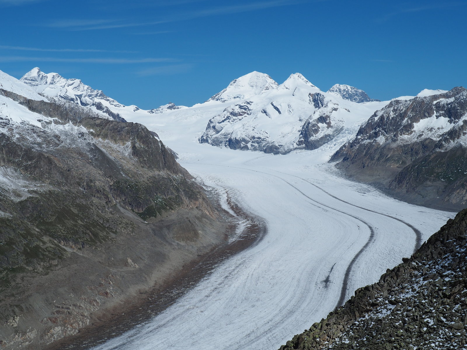 A vadászgép leparkolt a reptér mellé. Kép az Eggishornról.
