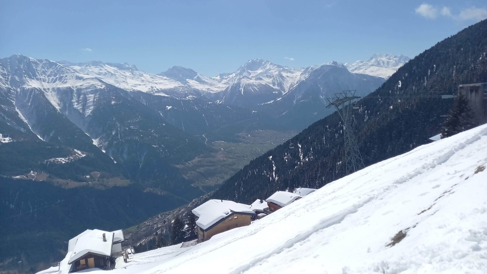 A völgyben Brig városa, balra a Simplon hágóút, szemben a Dom (4545m) és Weissmies(4011m)