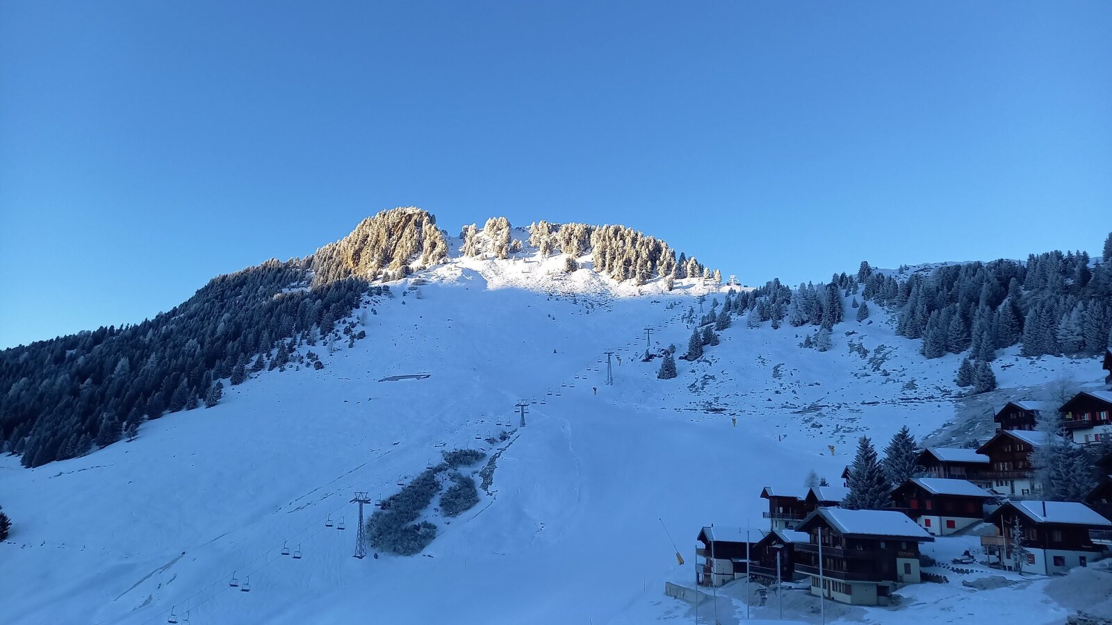 Riederalp, még csak a hegy csúcsát süti a Nap.
