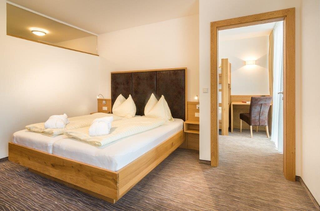 AlmHotelKaernten-Zimmer3-3.jpg