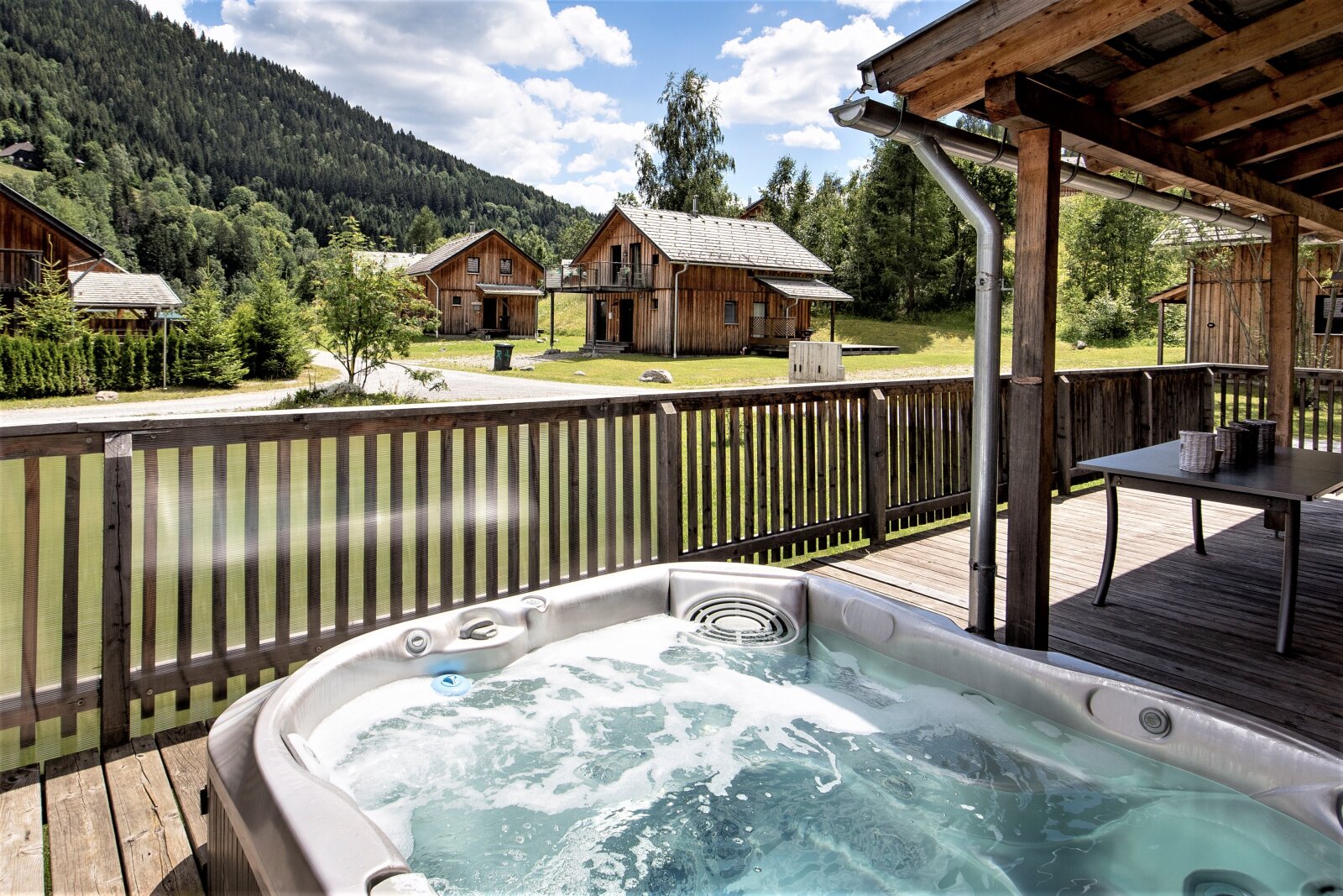 terrasse-mit-jacuzzi-48437688166-o.jpg