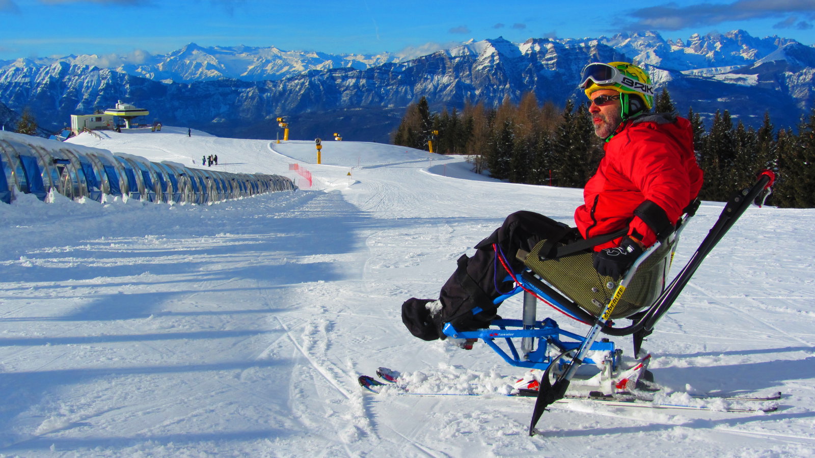 Mozgássérülteket is tanítanak síelni.