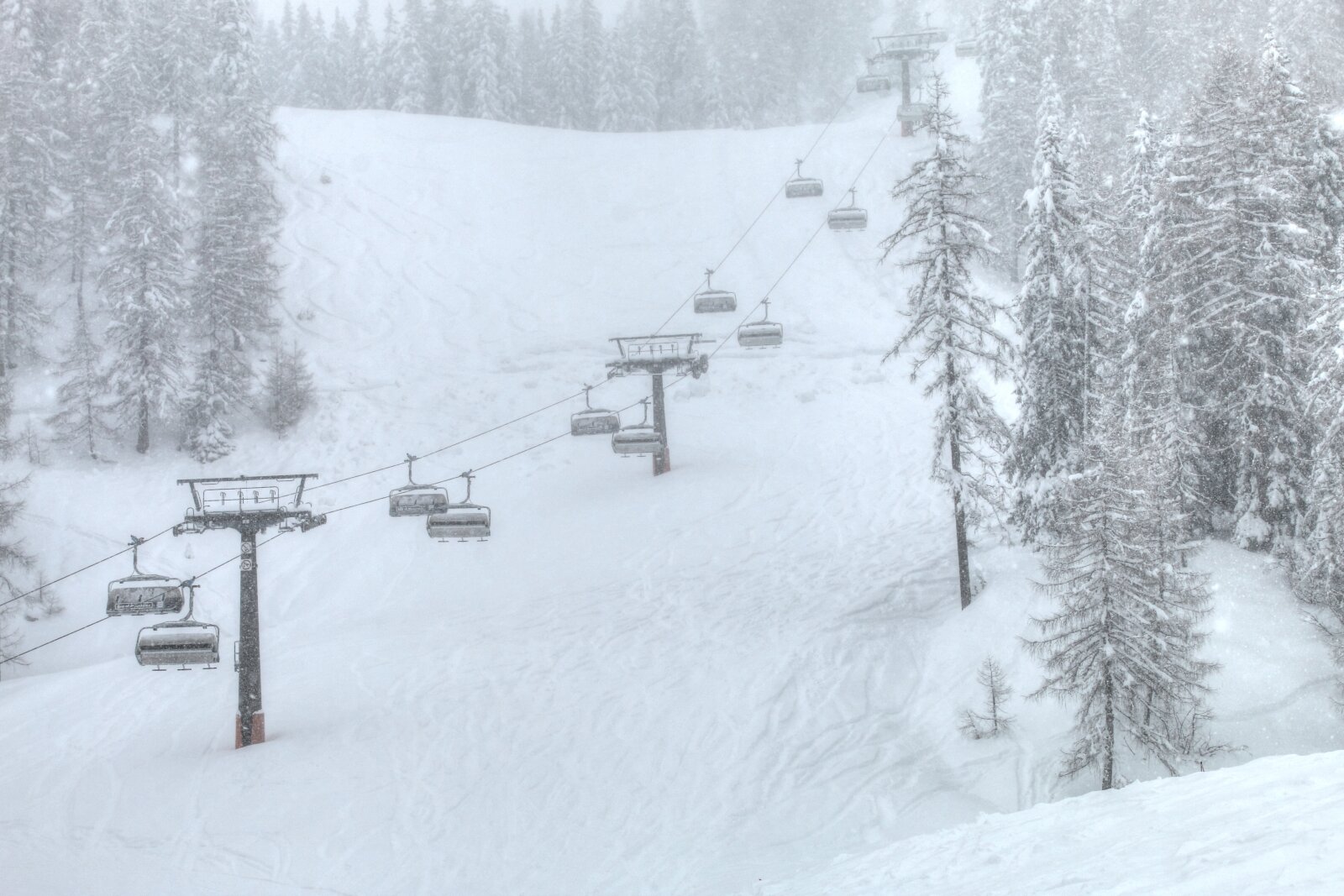 Erős havazás a Snow Space Salzburgen, ez a síterep szombaton, azaz a mai nap zár. A mostani hétvége után a gleccsereken és néhány magasabb síterepen csúszhatunk, mint Ischgl vagy éppen Obertauern