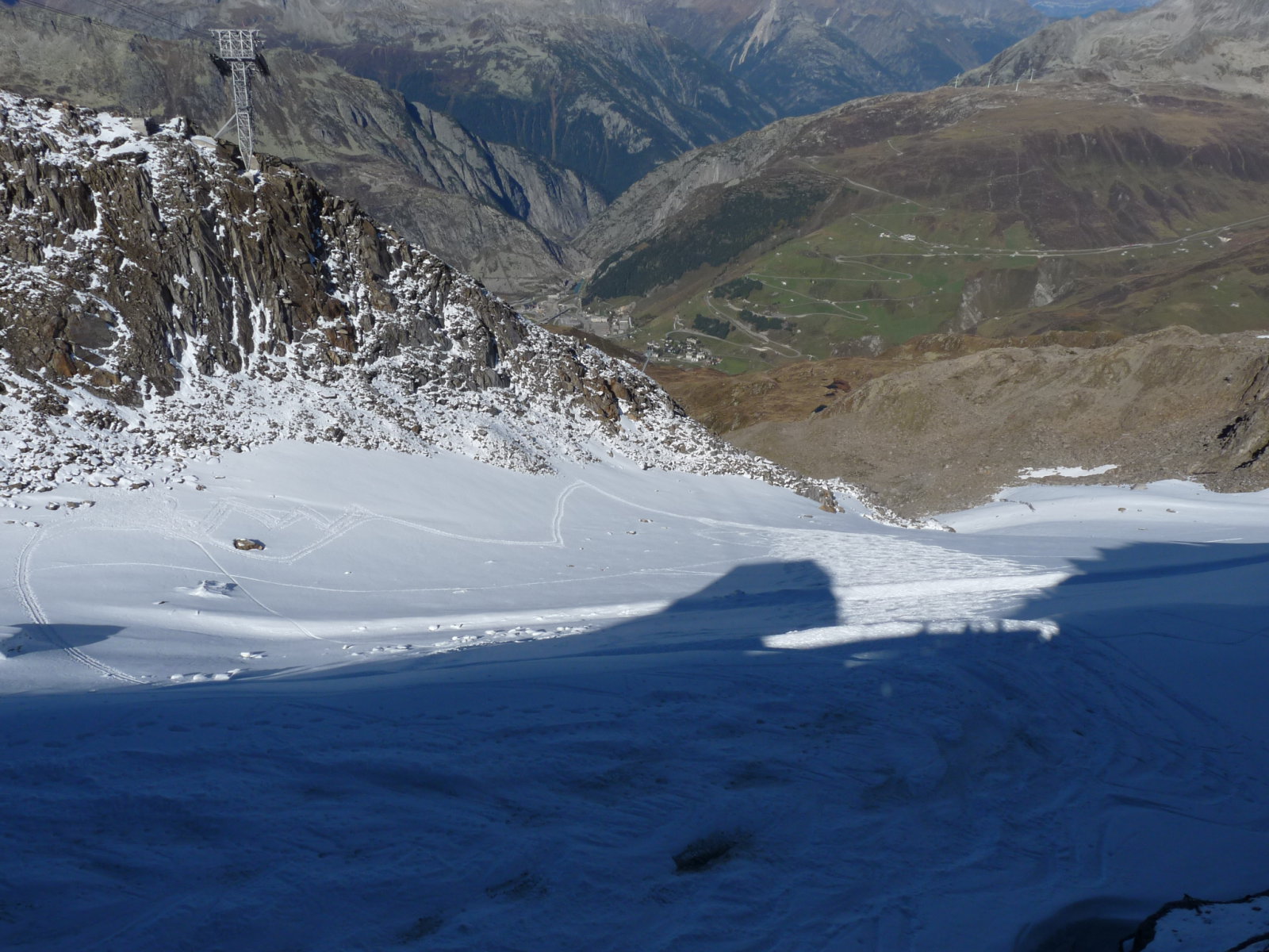 Sípálya, a völgyben az Oberalpass felé vezető út