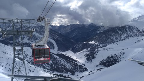 Két tereprészt (Pal és Arinsal) átívelő óriás kabin
