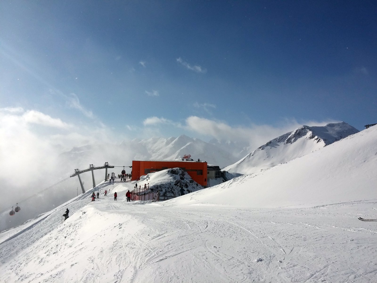 A Stubnerkogelbahn hegyállomása (balra van Bad Gastein)