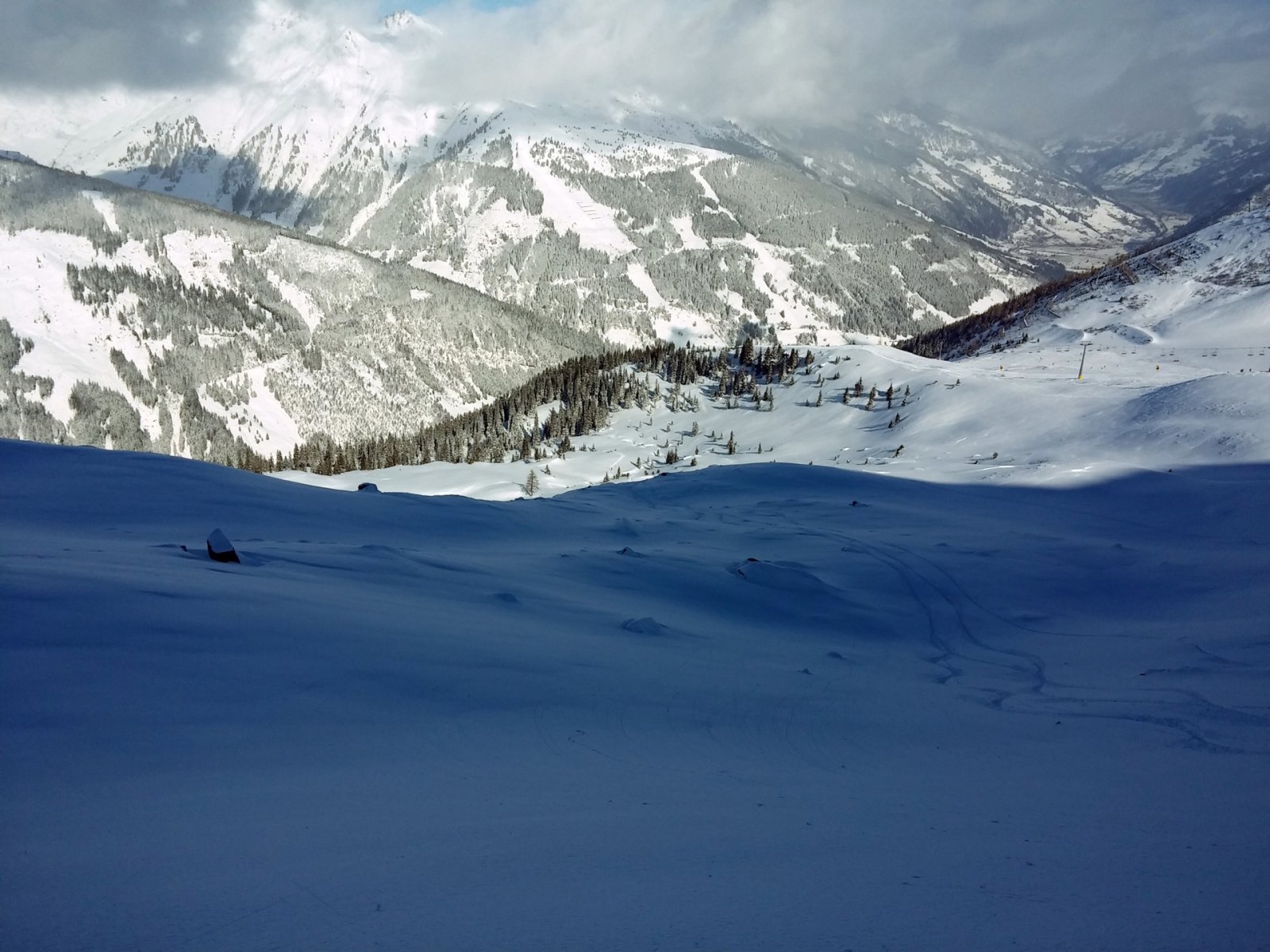 A gerinc alatt a szintet megtartva kell kicsúszni balra
