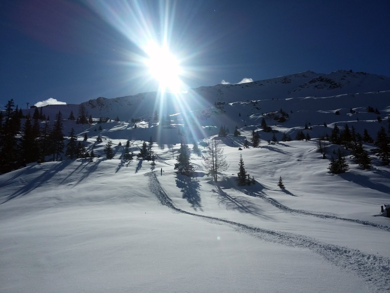 Az első pihenő egy lélegzetelállító menet után. Balra fent a Jungeralm felvonó végállomása.