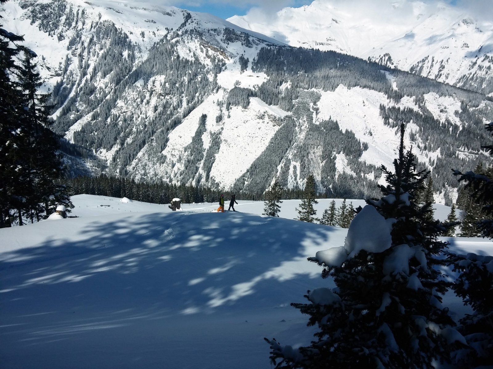 Ahol a lányok megálltak, ott van egy út, amit még keresztezni fogunk.