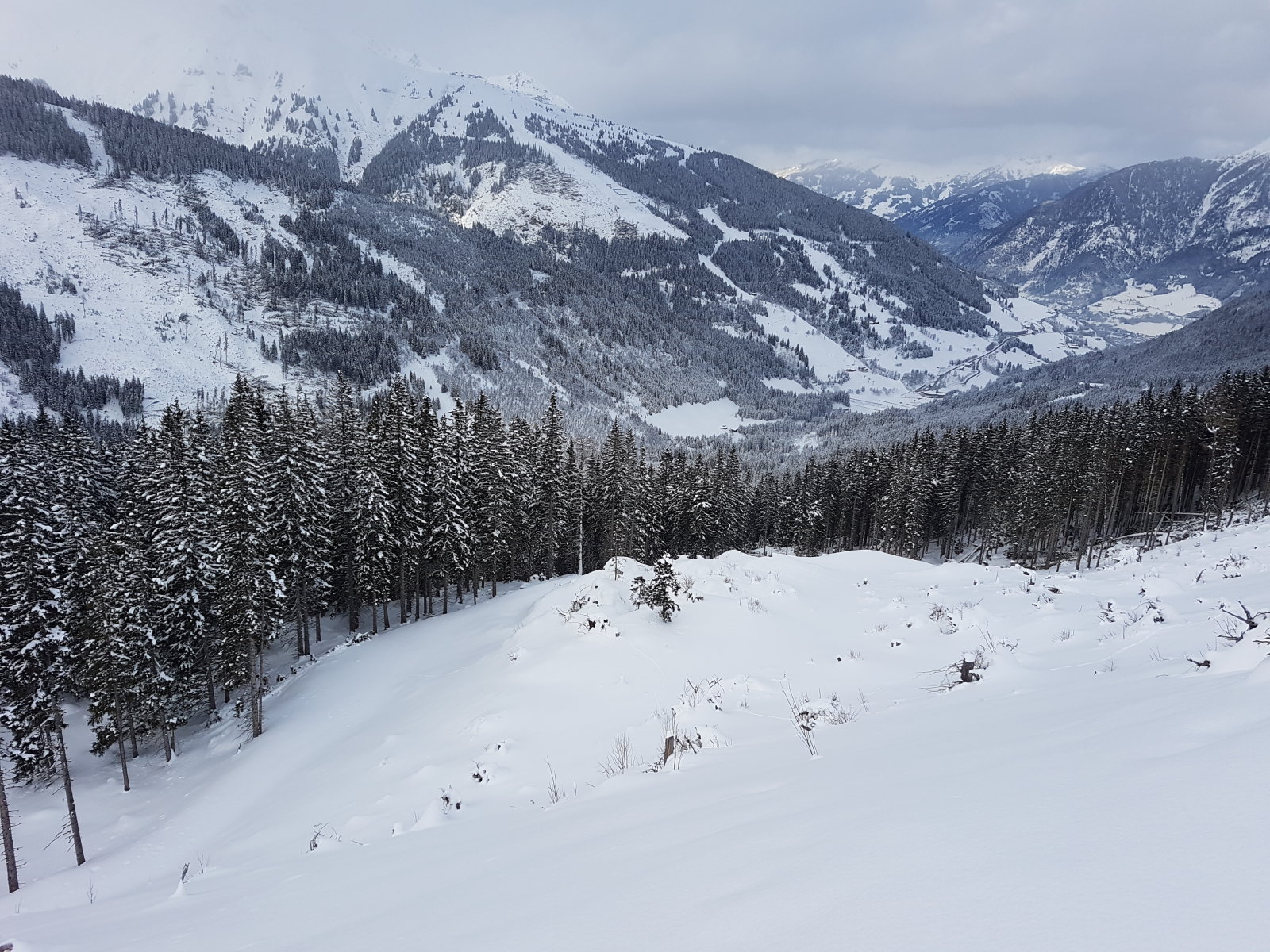 Innen enyhén jobbra tartva kell lemenni