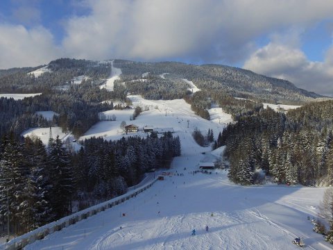 Hosszú gyerekpálya fedett varázsszőnyeggel