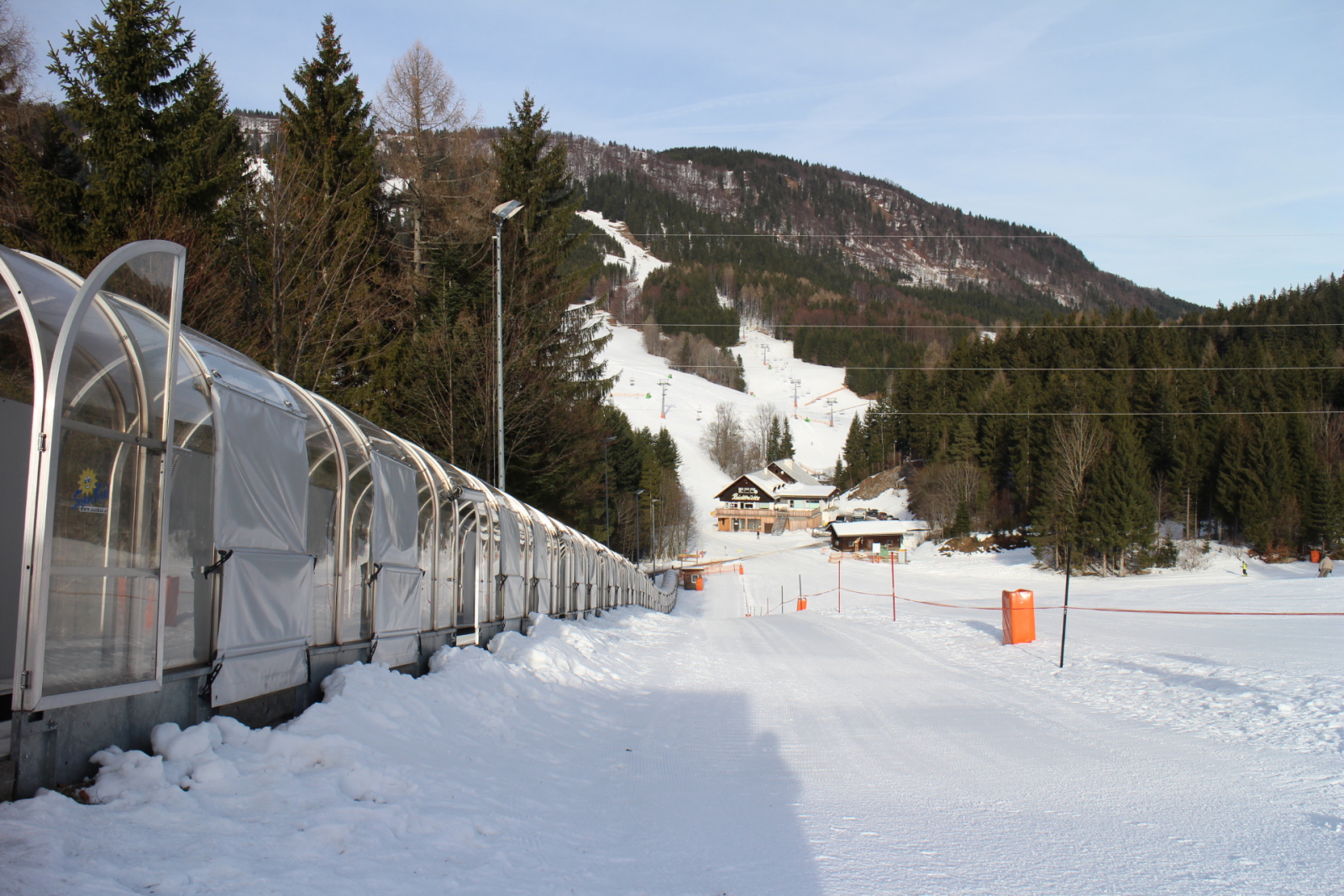A hoszú fedett varázsszőnyeg mellett egy biztonságos szánkópályát alakítottak ki.