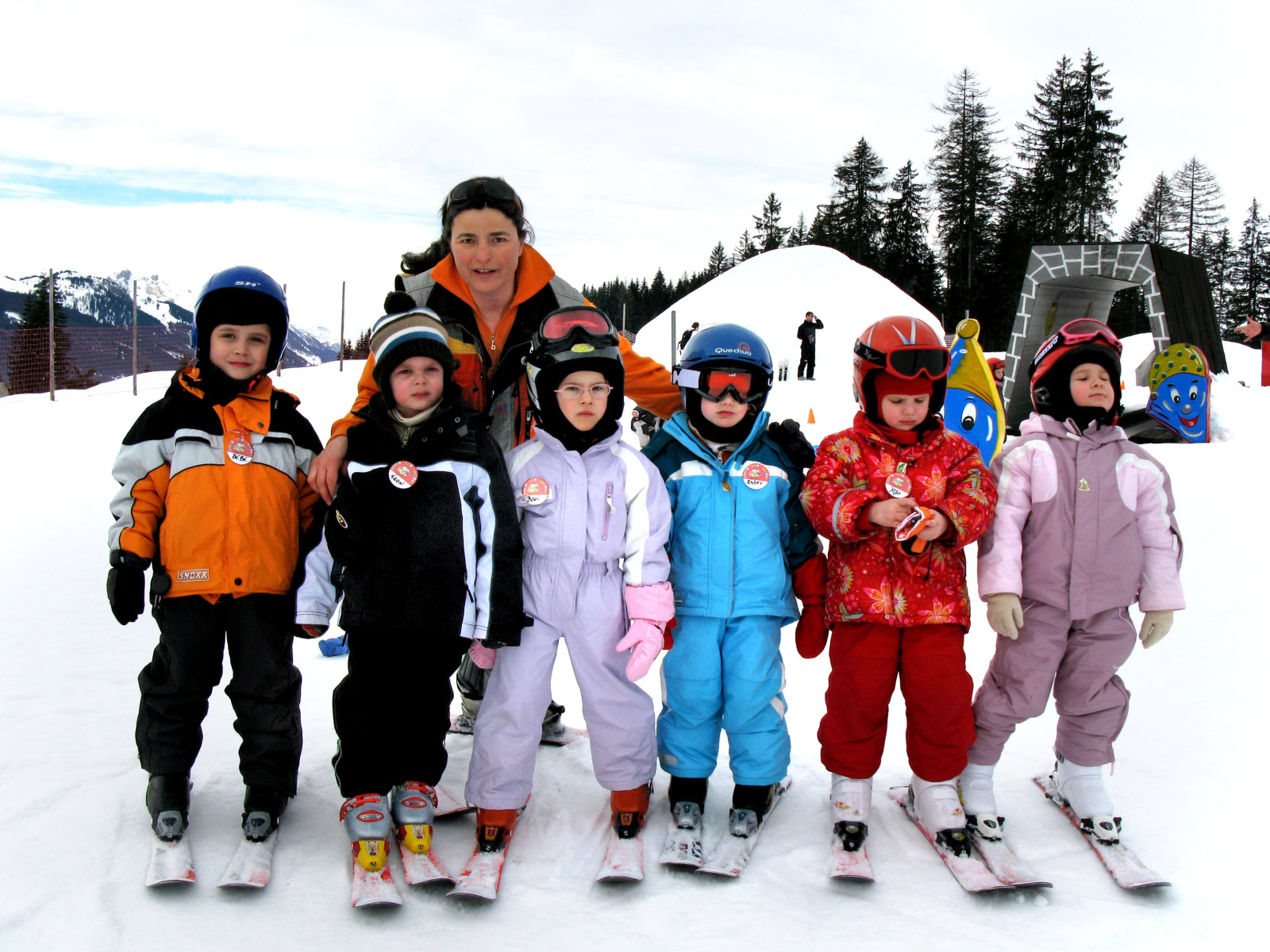 Apjok Ildikó kis tanítványaival