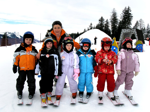 Apjok Ildikó kis tanítványaival