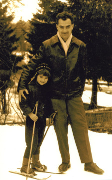 Ildikó édesapjával és azzal a bizonyos első síléccel