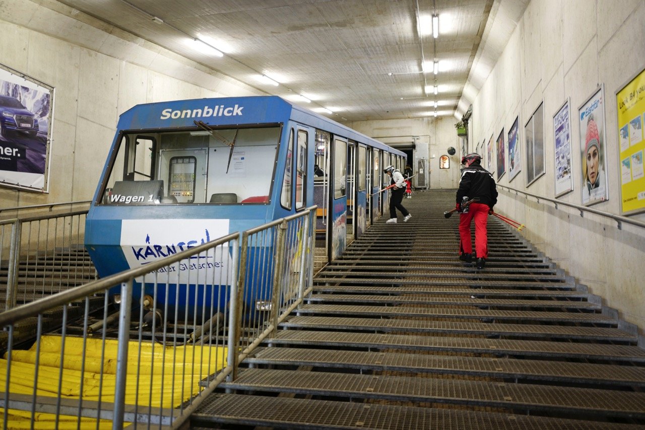 A sebes vonat ami kb nyolc perc alatt visz fel a 2200m magasságra. Fotó: Szántó György