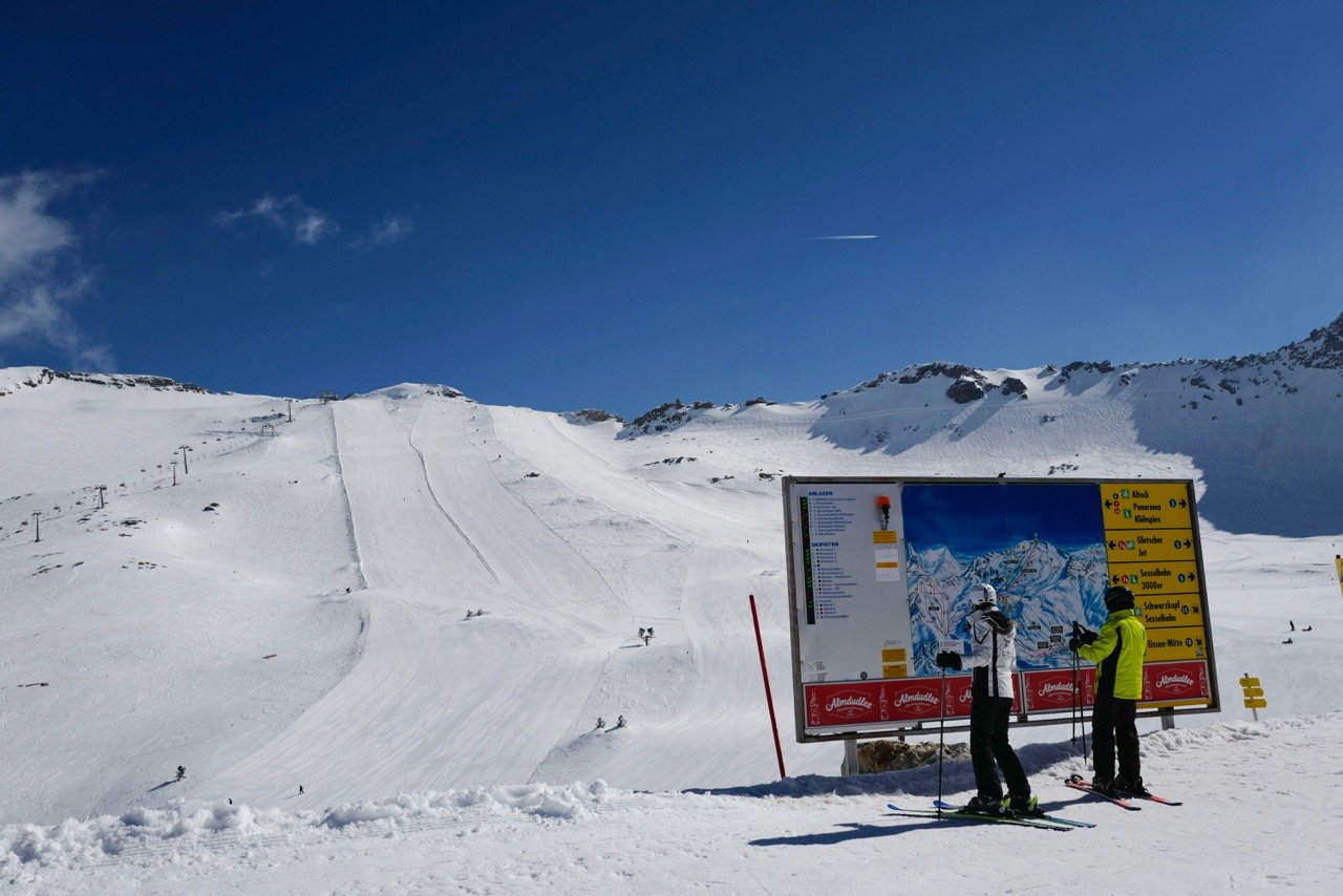 Eligazító tábla a pályákról a kabinos állomás tetején, Fotó: Szántó György