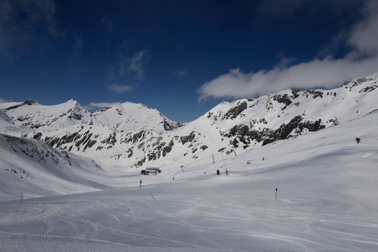 Az áprilisi fiss hó a deszkásoknak és síelőknek is ideális volt középállomásig. Fotó: Szántó György