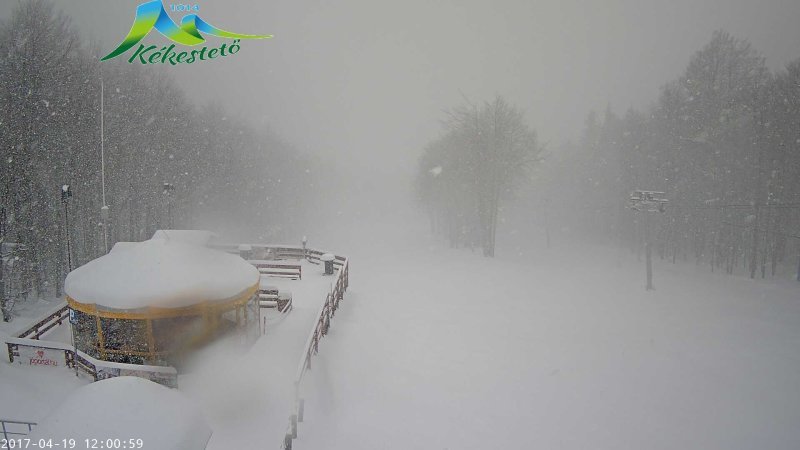 Kékestetőn tegnap 30 cm hó hullott, ma pedig már 47 cm-nél jár a hóréteg vastagsága