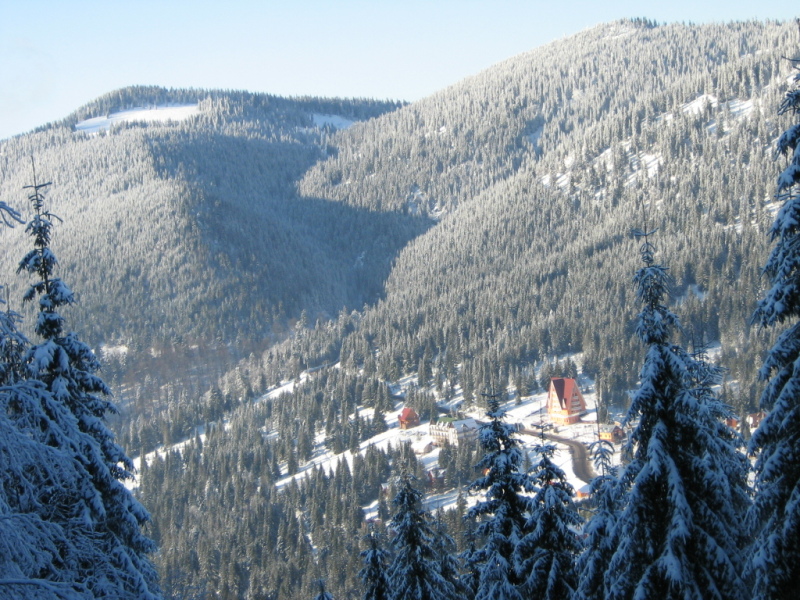 Szemben a völgy végében van a rozsdaszakadék