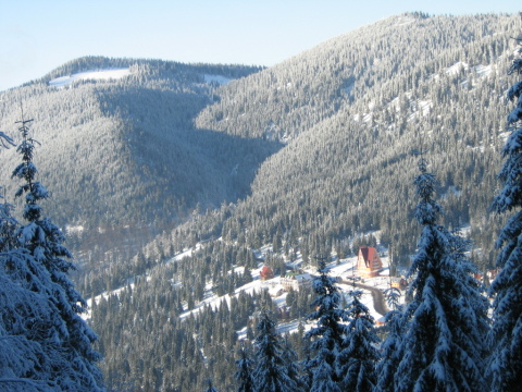 Szemben a völgy végében van a rozsdaszakadék