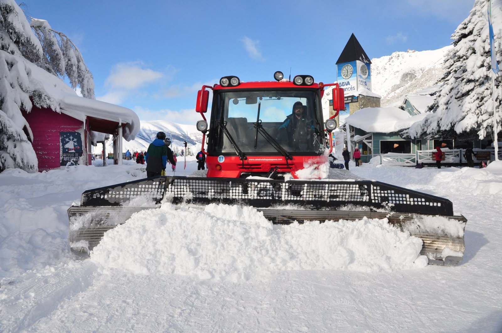 Szorgosan dolgoznak a ratrakok. | Fotó: Cerro Catedral