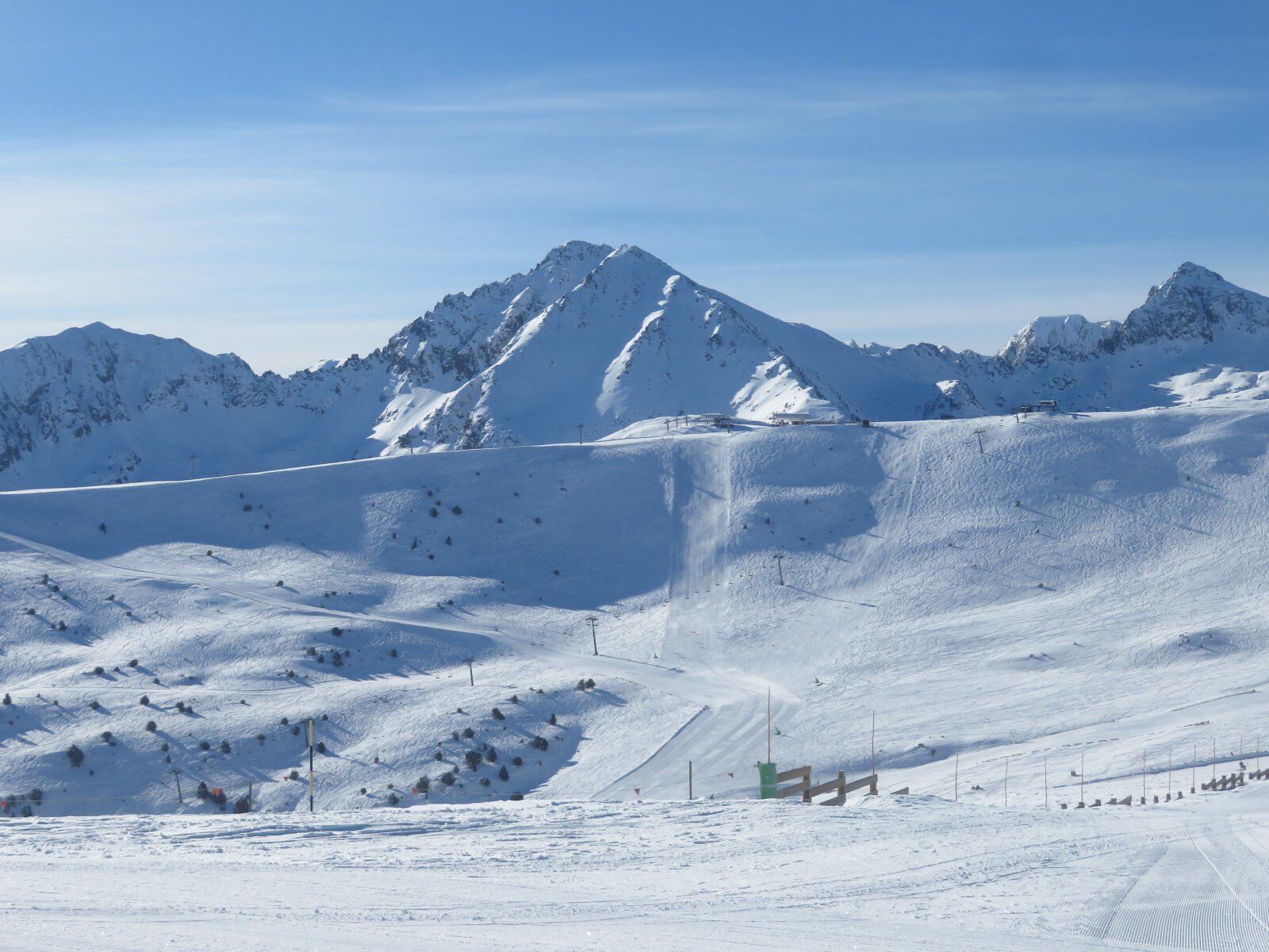 Grandvalira - Szemben a Pla de les Pedres Soldeu és Solanelles felvonók
