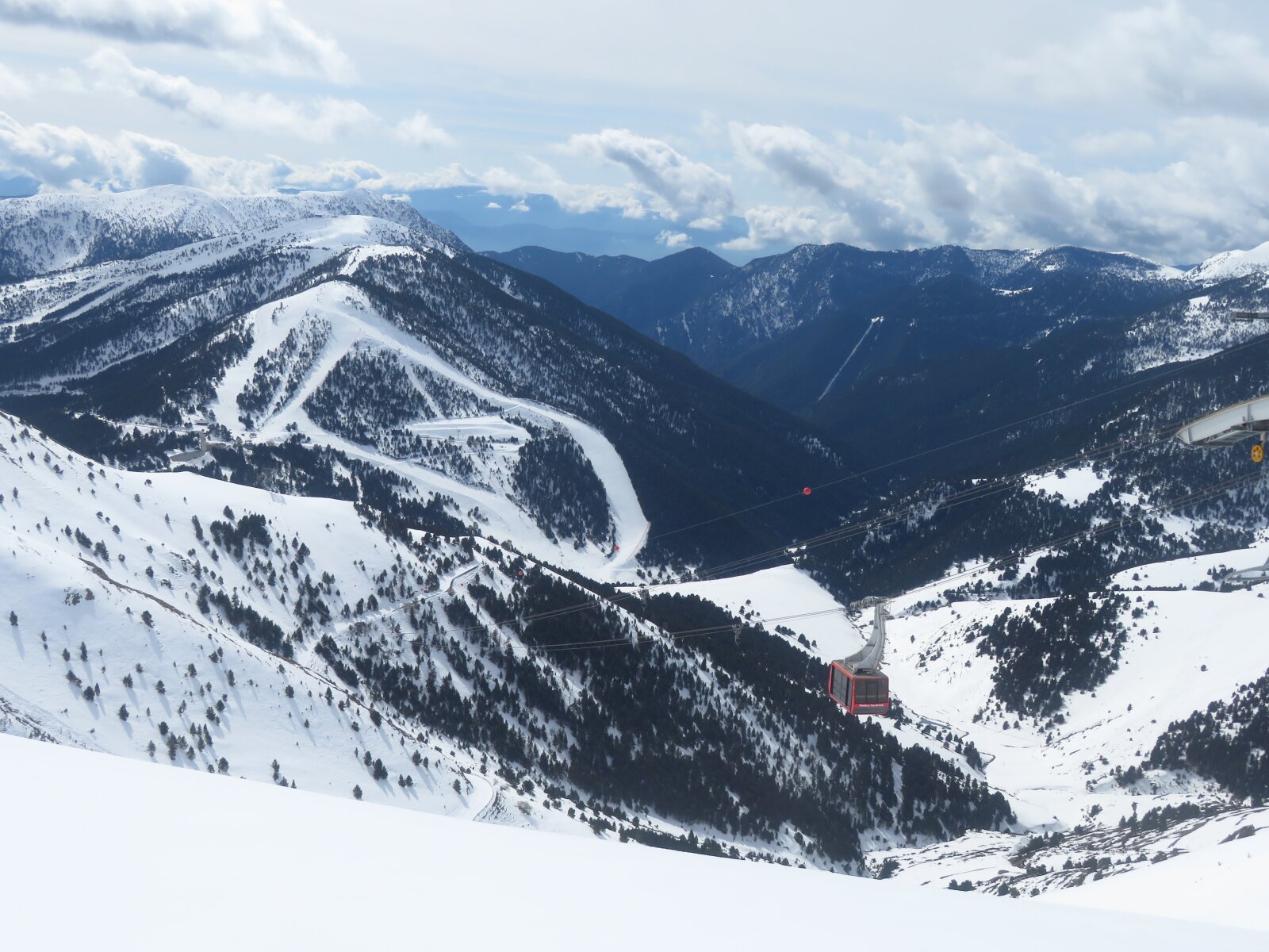 Arinsal és Pal közti kabinos felvonó