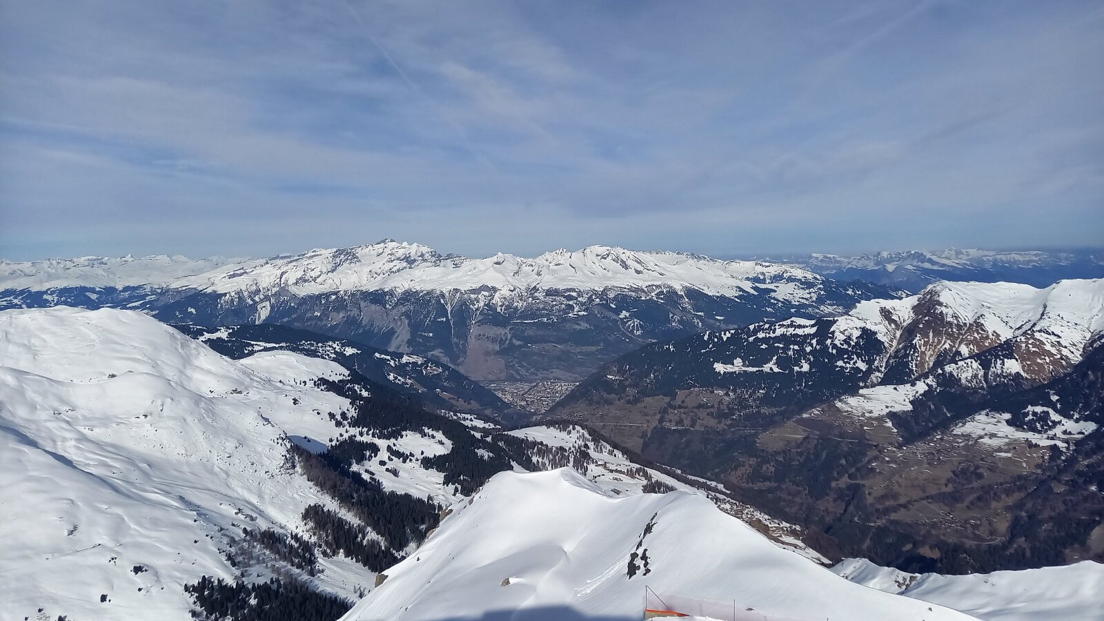 Szemben a Rajna vélgye, Chur városa látható, Graubünden kanton központja