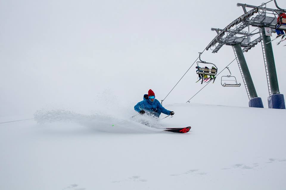 Síelő élvezi a friss havat Hothamen - Fotó: Mark Tsujasov