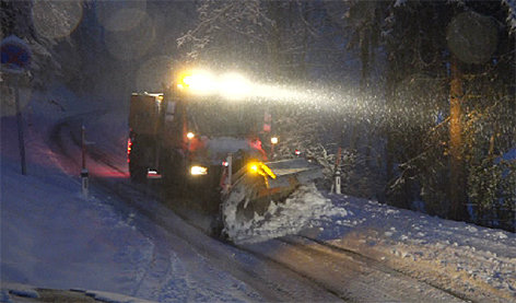 Folyamatosan tisztítják az utakat - fotó: ORF - Kattints a képre a nagyításhoz