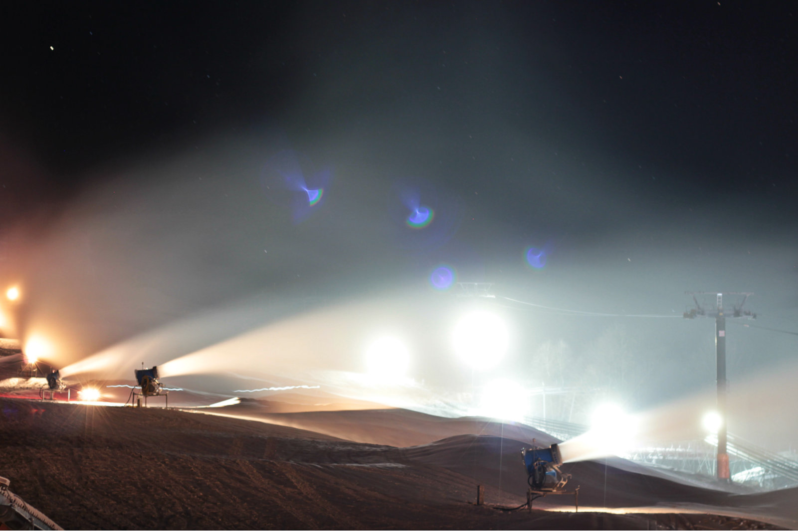 Esténként a völgyekben hóágyúznak - Fotó: Stánicz Balázs