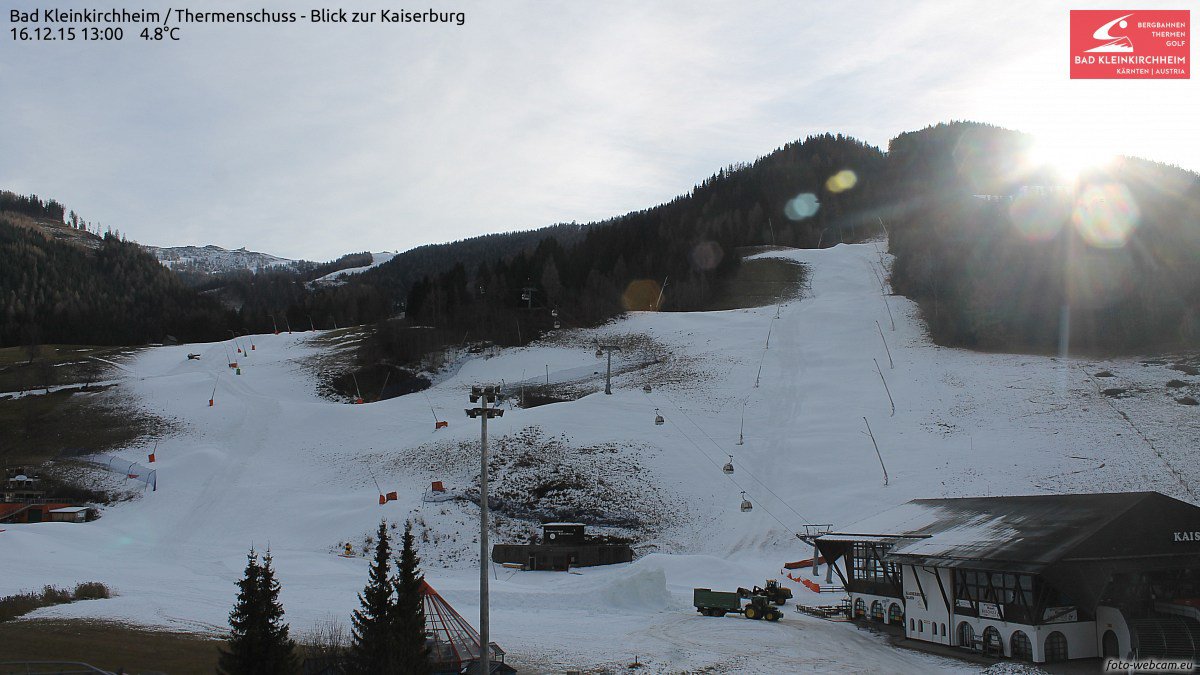 Bad Kleinkirchheimben traktorokkal vitték a havat a felsőbb pályákra - Fotó: feratel