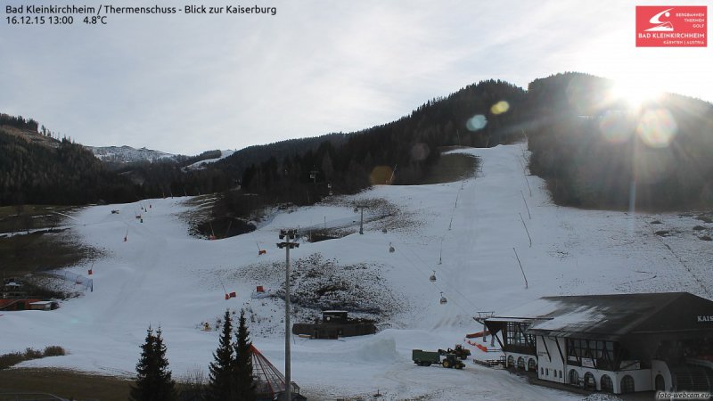 Bad Kleinkirchheimben traktorokkal vitték a havat a felsőbb pályákra - Fotó: feratel - Kattints a képre a nagyításhoz