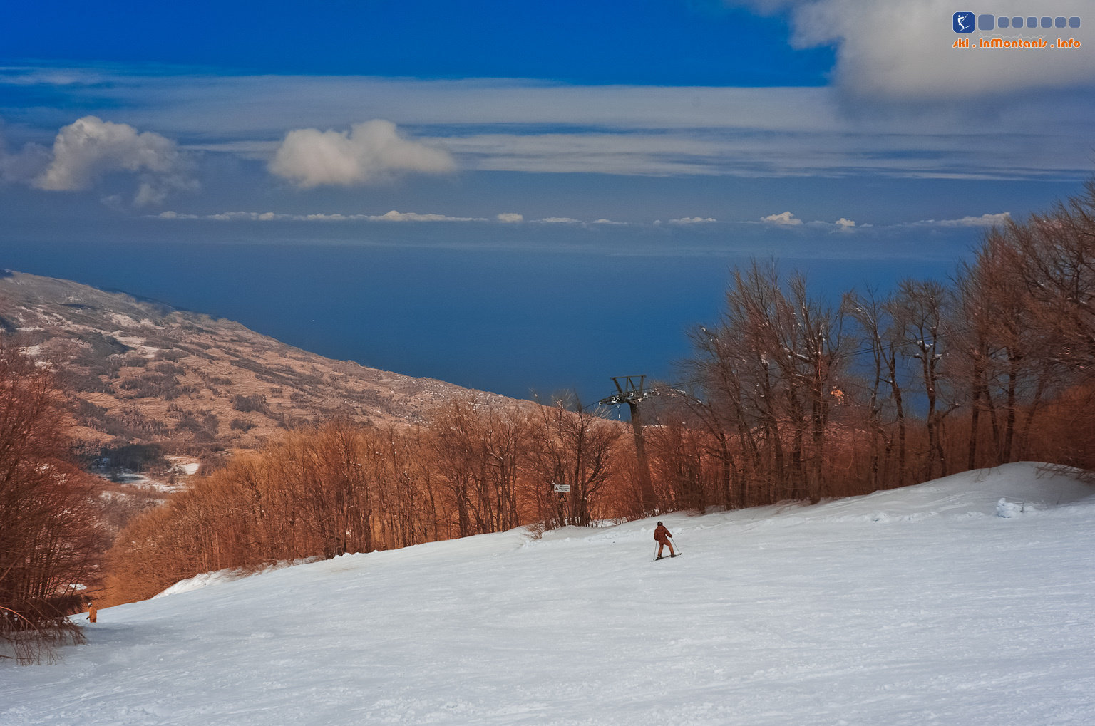Pilio: síelés a Földközi-tengerrel a háttérben - Fotó: ski.inmontanis.info